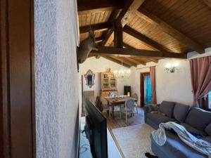 ein Wohnzimmer mit einem Sofa und einem Tisch in der Unterkunft I Pascoli in Roana