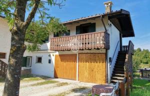 ein Haus mit einem Holztor und einem Balkon in der Unterkunft I Pascoli in Roana