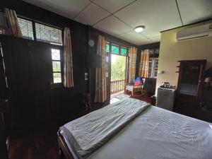 a bedroom with a bed in a room with windows at Ban Heng in Phra Nakhon Si Ayutthaya +13 photos
