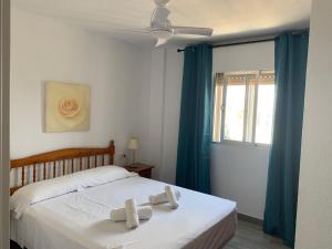 Łóżko lub łóżka w pokoju w obiekcie SERVICE APART LAZARO- Apartamentos Aguamarina 49