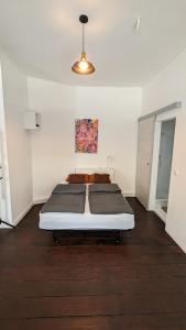 ein Schlafzimmer mit einem großen Bett in einem Zimmer in der Unterkunft Deine Unterkunft in zentraler Lage in Hamburg Altona in Hamburg