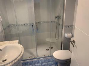 Łazienka w obiekcie SERVICE APART LAZARO- Apartamentos Aguamarina 49