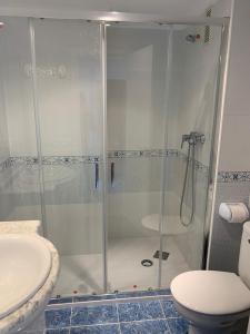 Łazienka w obiekcie SERVICE APART LAZARO- Apartamentos Aguamarina 49