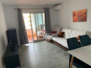 salon z białą kanapą i stołem w obiekcie SERVICE APART LAZARO- Apartamentos Aguamarina 49 w mieście Calpe