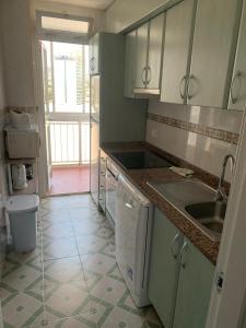 kuchnia ze zlewem i zmywarką do naczyń w obiekcie SERVICE APART LAZARO- Apartamentos Aguamarina 49 w mieście Calpe