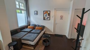 um pequeno quarto com uma cama e uma janela em Deine Unterkunft in zentraler Lage in Hamburg Altona em Hamburgo
