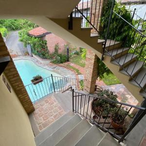 vista sul tetto di una casa con piscina di Agriturismo Cascina Rosengana a Cocconato