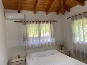 1 dormitorio con 1 cama blanca y 2 ventanas en Arber Apartments 3 
