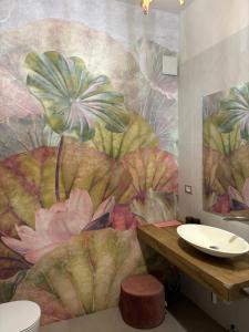 baño con un mural de flores en la pared en Villa Romantika, en Arco