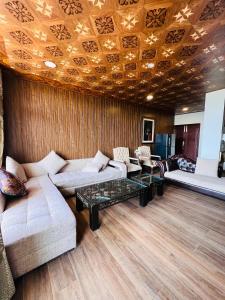 soggiorno con divani e tavolino da caffè di Blue sky Apartment a Nathia Gali
