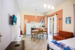 Zimmer mit Küche und Esszimmer in der Unterkunft Scorpios Apartments in Dassia
