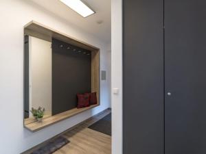 un pasillo con un espejo grande en una casa en Chiemgau Comfort C3 Ferienwohnanlage Oberaudorf mit Hallenbad und Sauna, en Oberaudorf