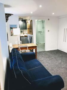 Ein Sitzbereich in der Unterkunft Basement Studio Flat Central Farnham free parking