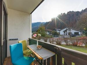 patio con mesa y sillas en el balcón en Chiemgau Comfort C3 Ferienwohnanlage Oberaudorf mit Hallenbad und Sauna, en Oberaudorf