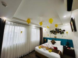 Khách Sạn 239 في هانوي: غرفة نوم بسرير وبالونات على السقف