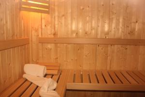uma sauna com um banco numa sala de madeira em Villa Lotus em Štrigova
