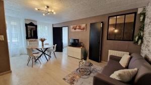 un soggiorno con divano e tavolo di Appartement Le Welcome ad Argelès-Gazost