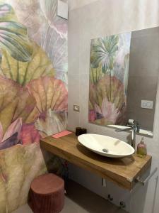 ein Bad mit einem Waschbecken und einem Spiegel in der Unterkunft Villa Romantika in Arco