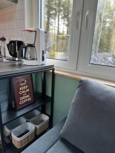 encimera de cocina con cafetera en un estante en Attefallshus. en Västervik