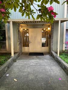 una puerta delantera de un edificio con flores rosas en Cosy Living: Your Private Urban Retreat, en Vancouver
