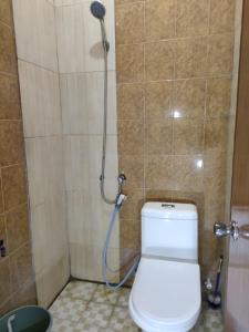 La salle de bains est pourvue d'une douche et de toilettes. dans l'établissement Hotel Residence 5 Syariah, à Bandung