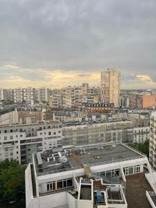 Fotografia z galérie ubytovania Chambre chez l'habitant au centre Paris avec partie commune v Paríži