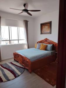 sypialnia z łóżkiem z wentylatorem i dywanem w obiekcie Sky Palace Kuala Terengganu w mieście Kuala Terengganu