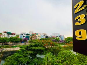 Vistas a una ciudad con edificios en el fondo en Khách Sạn 239, en Hanói