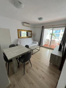 a living room with a table and chairs and a bed at Service Apart Lazaro- Apartamentos Aguamarina 14 in Calpe