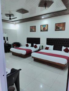 two beds in a room with two beds sidx sidx sidx at Golden Oak Villa in Mussoorie