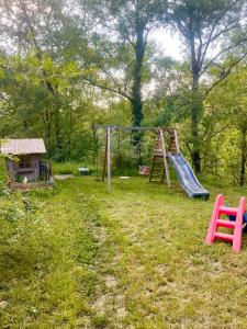 Herní místnost nebo prostor pro děti v ubytování Cabane dans les bois