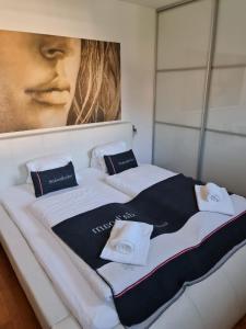 ein weißes Bett mit zwei Kissen darüber in der Unterkunft Panorama Penthouse sermoreal in Zell am See