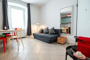 salon z kanapą i stołem w obiekcie Il Viandante di Trieste w Trieście