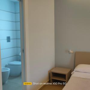 baño pequeño con aseo y cama en VILLA LAURO LUXURY B&B, en Castellabate