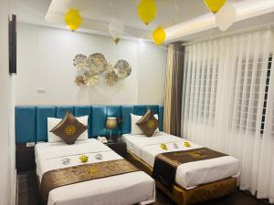 two beds in a room with balloons on the wall at Khách Sạn 239 in Hanoi +75 photos