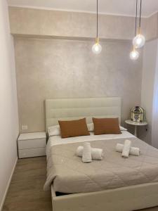 een slaapkamer met een groot bed met 2 kussens bij Villa Romantika in Arco