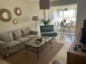 una sala de estar con un sofá y una mesa en La ilusión de Pepa, en El Puerto de Santa María