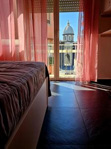 una camera con letto e vista su un edificio di Gaisa Naples - Bed and Breakfast a Napoli