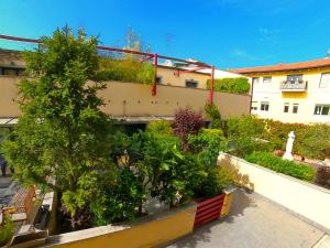 un jardín con plantas al lado de un edificio en L' appartamento sul Naviglio en Milán