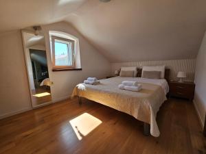 Postel nebo postele na pokoji v ubytování Lovely attic apartman-Melani