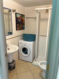 a bathroom with a washing machine and a sink at SERVICE APART LAZARO - Apartamentos Aguamarina 43-C in Calpe