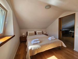 Posteľ alebo postele v izbe v ubytovaní Lovely attic apartman-Melani