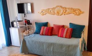 una cama con almohadas coloridas en una habitación en Poesia, en Lesina