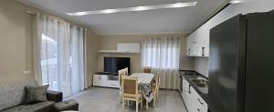 Kuchyň nebo kuchyňský kout v ubytování koman_lakeview_apartments + 6 fotografií