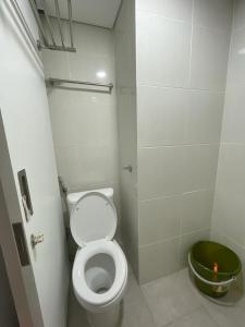 Ένα μπάνιο στο Apartemen Barsa City by Mulyo Rent Apartemen