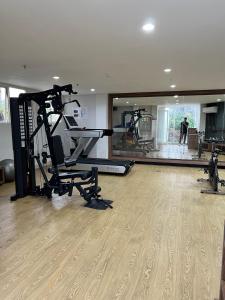 Γυμναστήριο ή/και όργανα γυμναστικής στο Apartemen Barsa City by Mulyo Rent Apartemen
