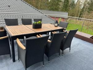 a wooden table and chairs on a patio at Ferienwohnung Wintermoor in Schneverdingen