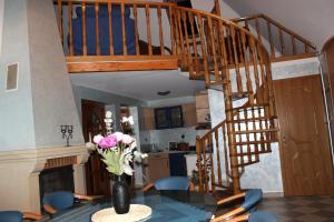 Una habitación con una mesa con un jarrón de flores. en Villa Lotus en Štrigova