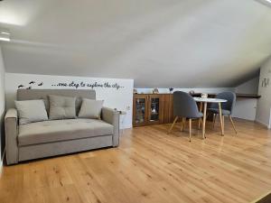 Posedenie v ubytovaní Lovely attic apartman-Melani