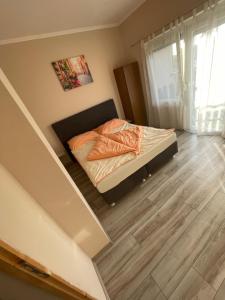 Posteľ alebo postele v izbe v ubytovaní Renáta Apartman